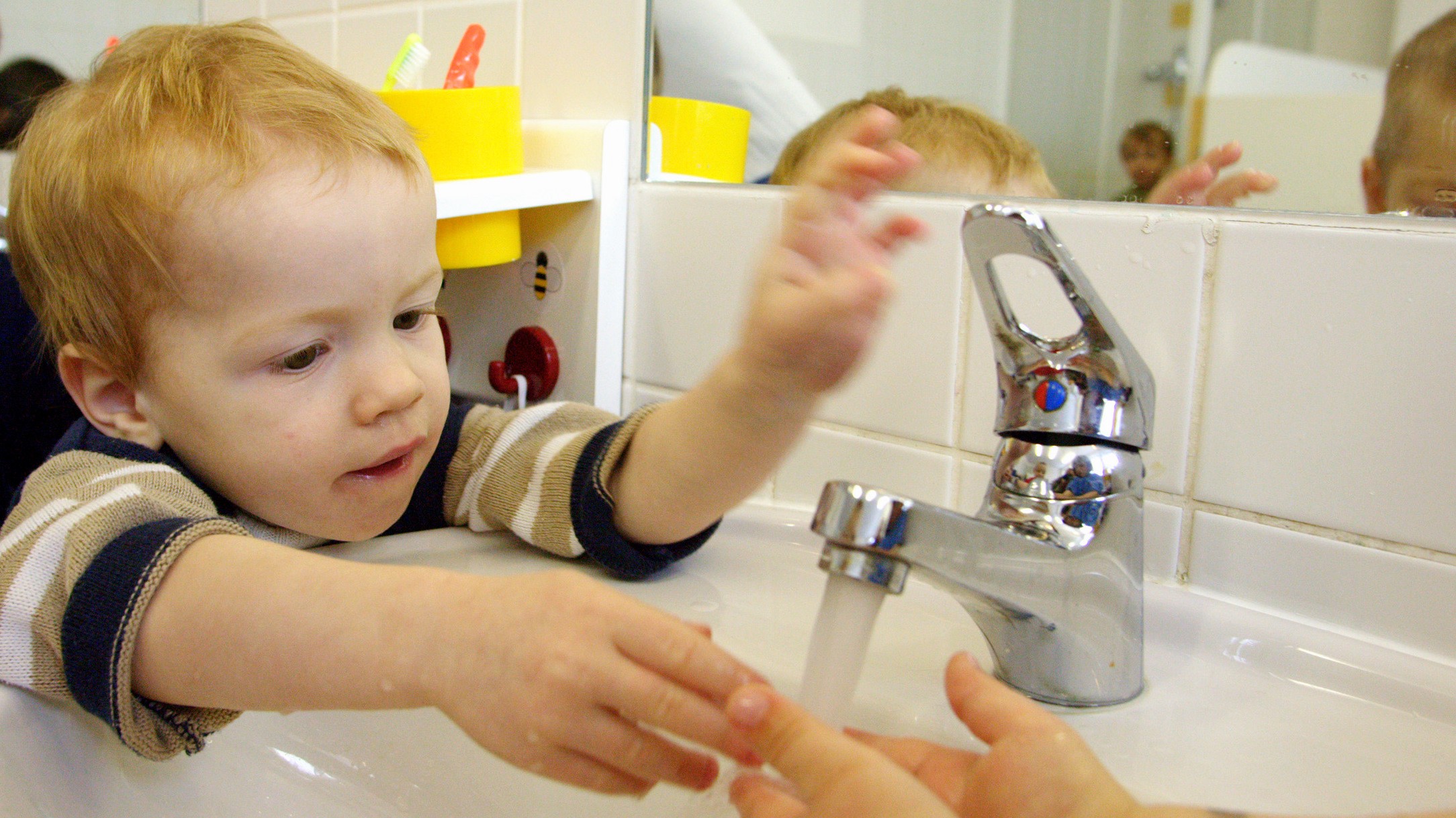 pitná voda_chlapček_umýva si ruky_tečie voda z vodovodu